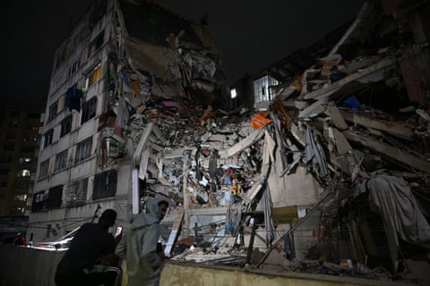 32 dead, 700 hurt in earthquakes that hit Venezuela