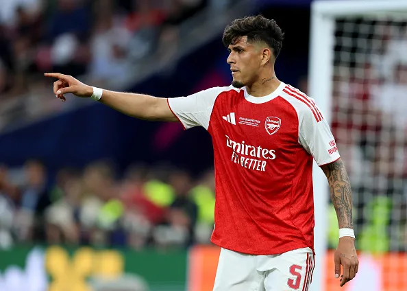 Arsenal signs Hincapie permanently from Leverkusen