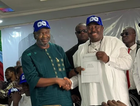 Oyo APC governorship candidate gets INEC form, introduces running mate