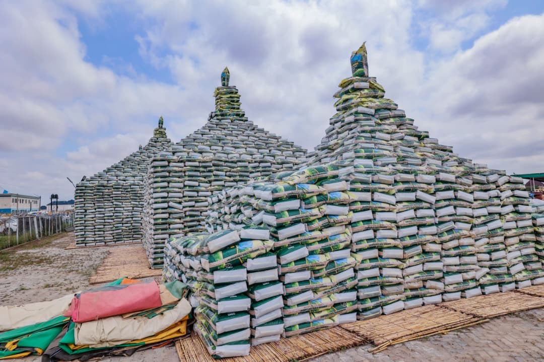 Governor Lawal gives out 72,000 free bags of fertiliser and farm tools to Zamfara farmers