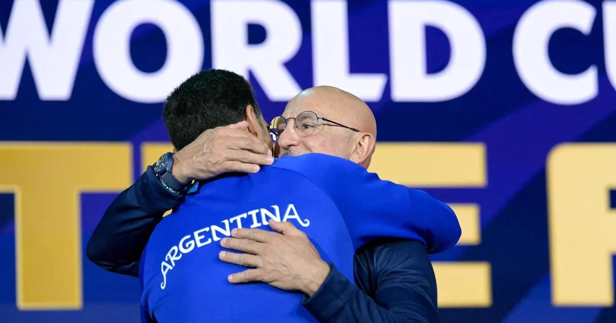 Scaloni and De la Fuente Share Heartfelt Moment Before World Cup Final