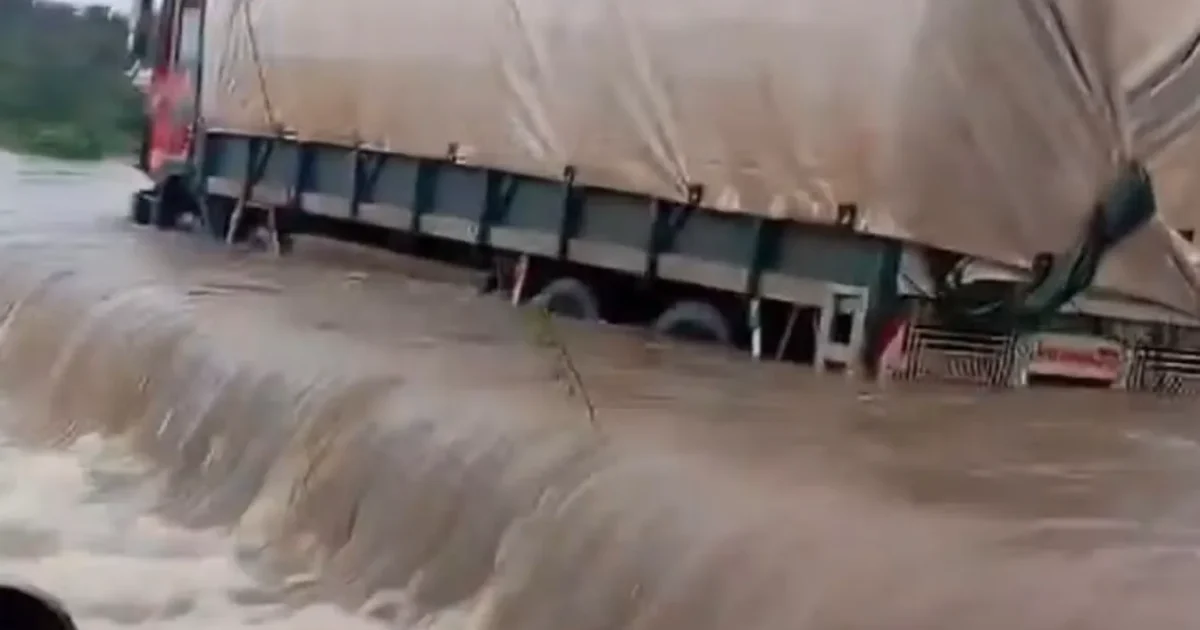 Flooding Blocks Benin-Ore Expressway, Leaves Drivers Stuck