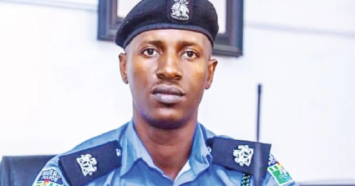 Suspects ask to take selfie with police spokesman after arrest for drugs and guns
