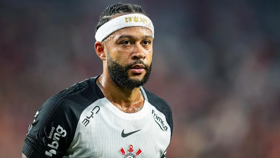 Depay claims Corinthians broke contract renewal deal