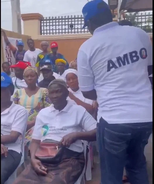 VIDEO: Man in AMBO shirt gives N1,000 notes to women before Osun election