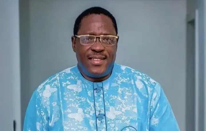 KWAM1 cries on stage after Ogogo's passing
