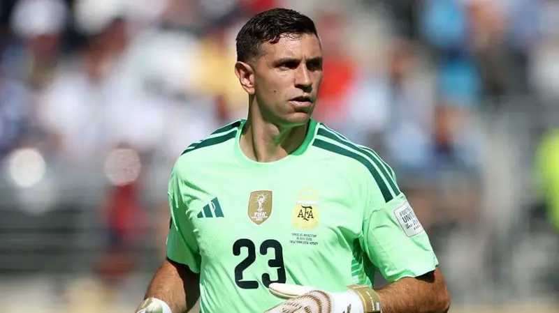 Chelsea Interested in Aston Villa's Emiliano Martínez