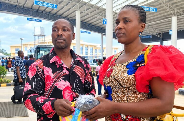 Bus driver returns over N400,000 left behind by passenger