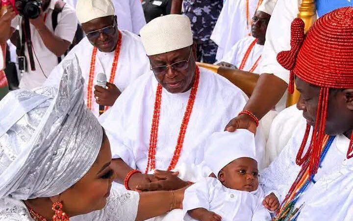 Ooni and his wife reveal twins' names and faces after rituals