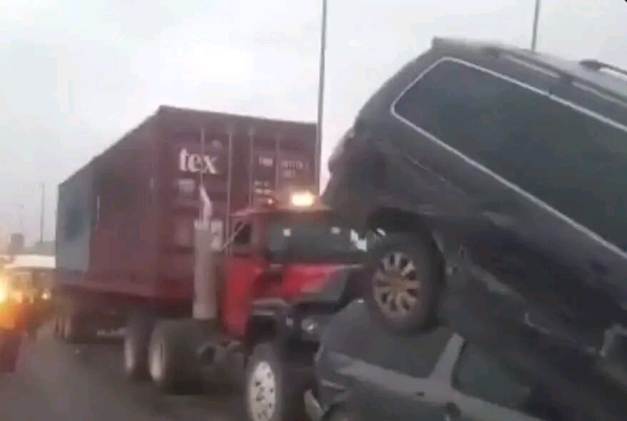 Truck accident causes traffic jam on Lagos-Ibadan Expressway