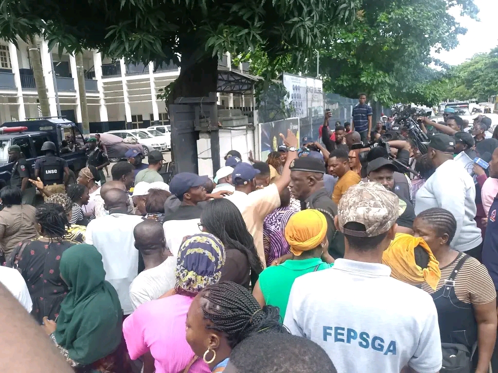 Workers at King’s College Stop Old Boys from Entering School