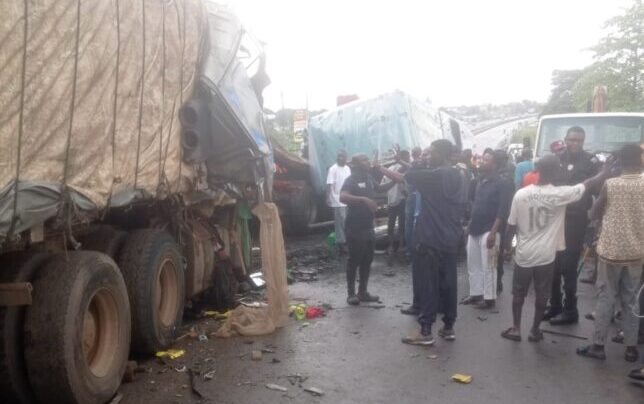 Accident involving five vehicles on Lagos bridge