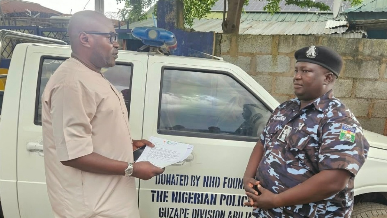 Foundation gives vehicle and cash to police in Abuja