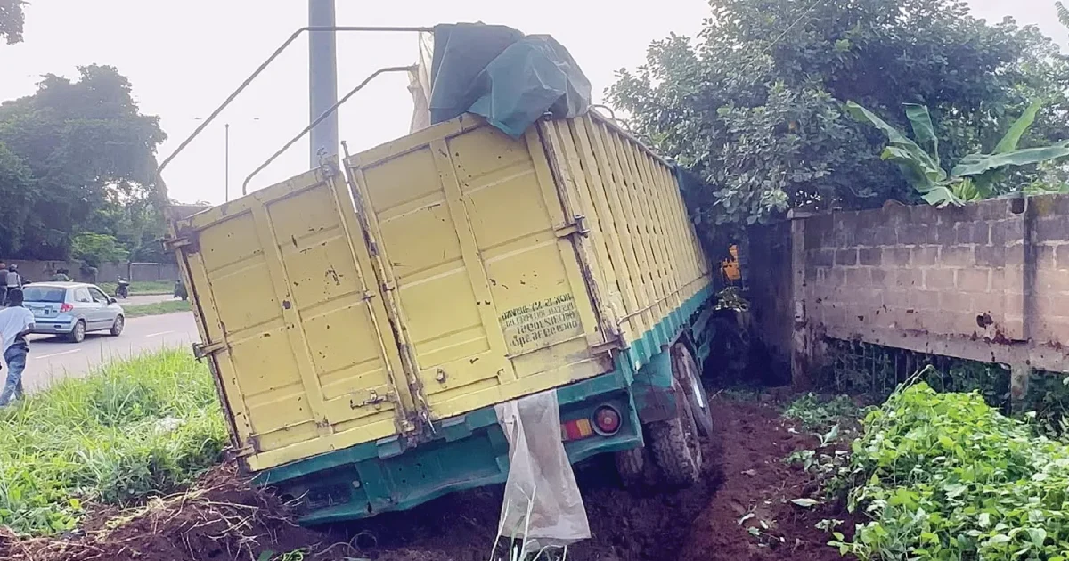 Corps member killed as trailer crashes into vehicles in Oyo