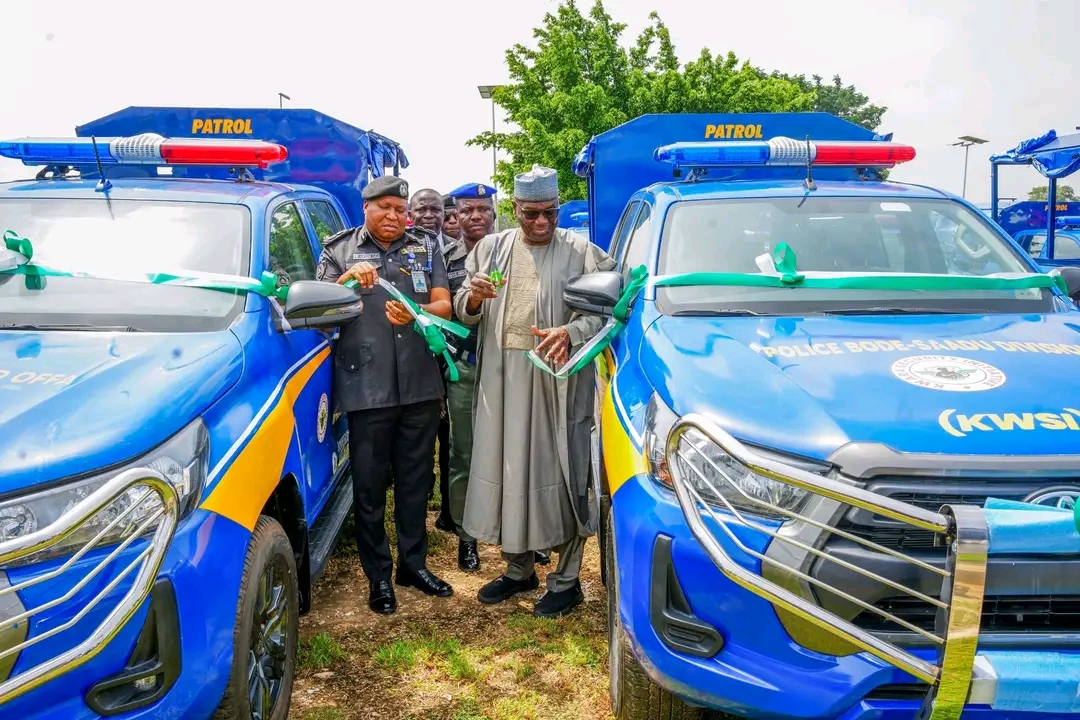 Kwara gives 25 Hilux vans to police to boost security