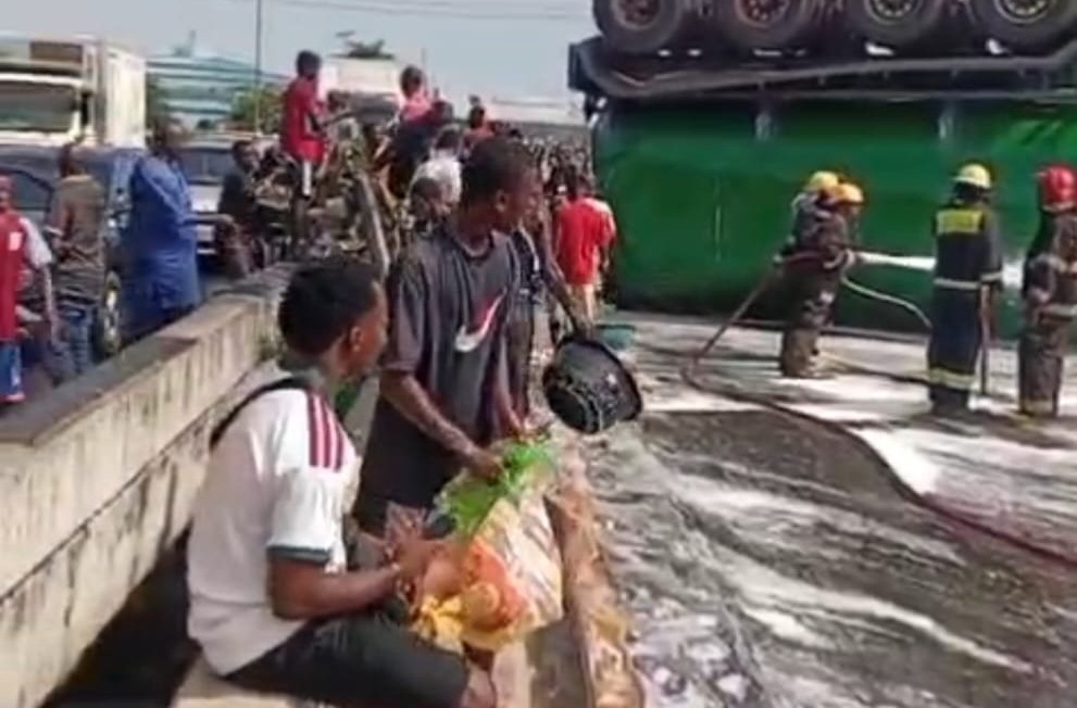 Tanker accident spills groundnut oil on Lagos road, LASTMA warns against use
