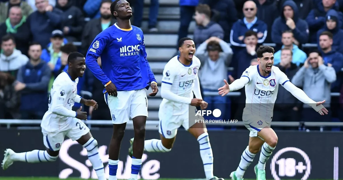 Neto scores twice as Chelsea beats Everton 2-0