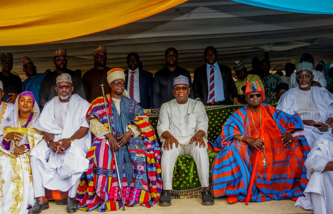 Governor gives ₦60m to Offa hospital and scholarships to students