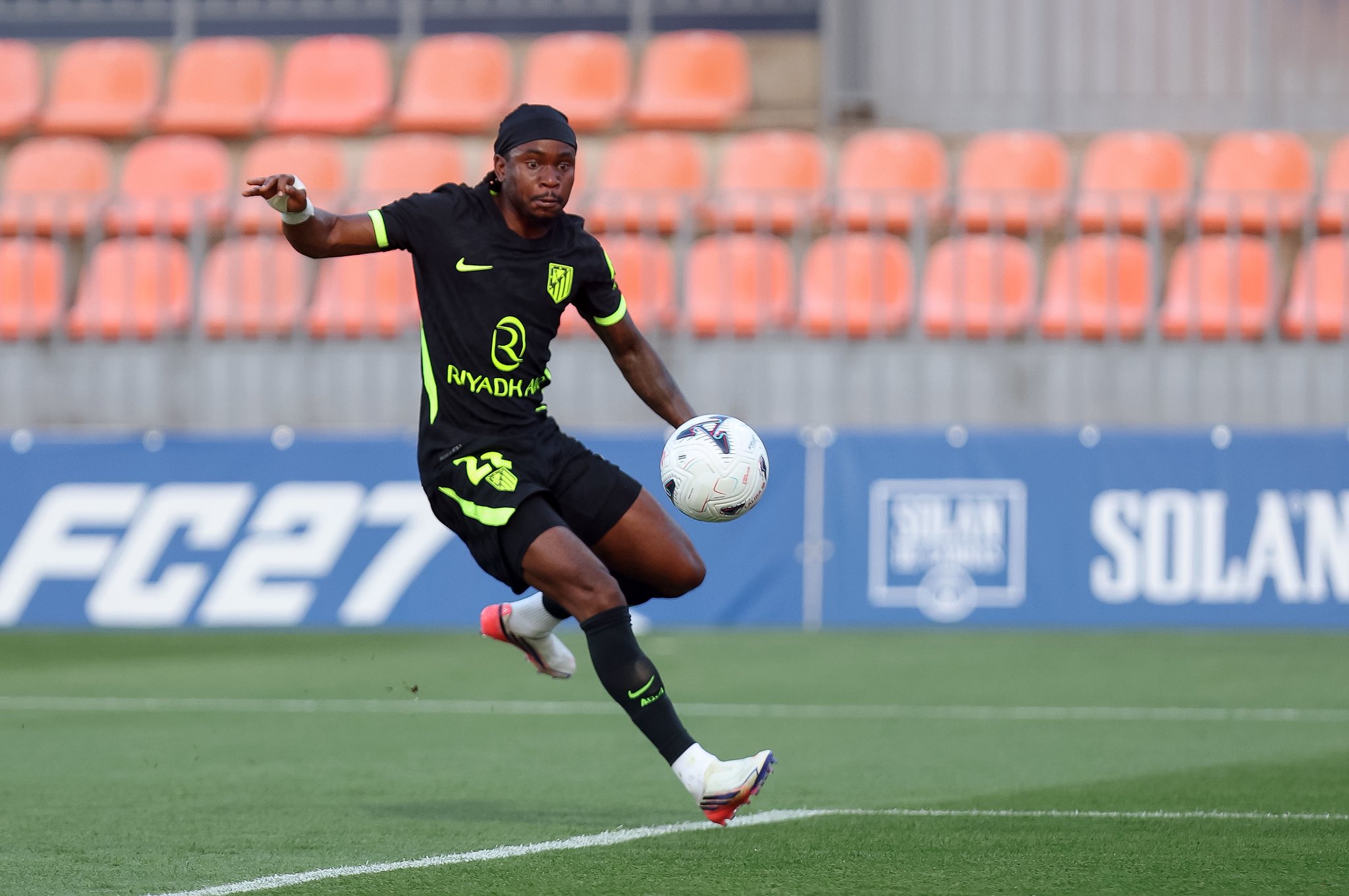 Lookman and Ayaosi Shine as PSG Stops Barcelona’s Winning Streak
