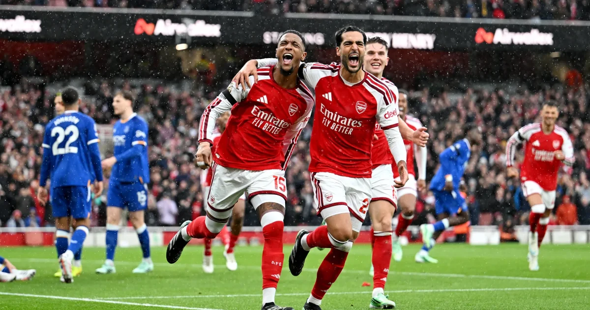 Arsenal beats Everton 2-0 to tie with Man City at the top