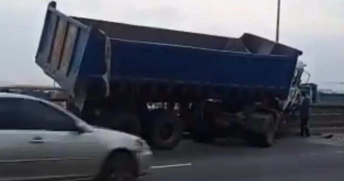Tipper Truck Hangs Over Kara Bridge on Lagos-Ibadan Expressway