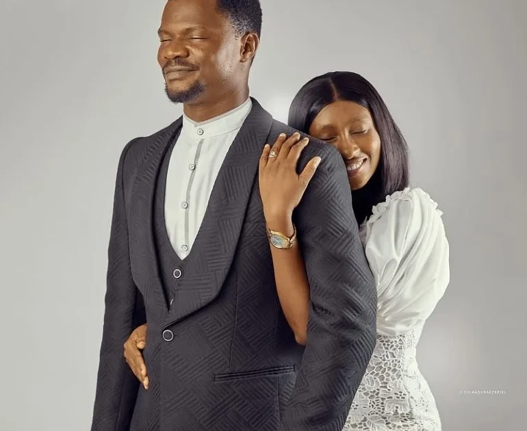 VIDEO: Toluwanisings’ wife weeps during tribute event